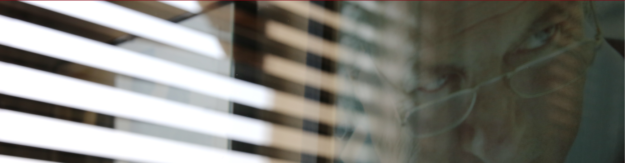 Sgurado del Professor Carlo Perfetti davanti a una finestra